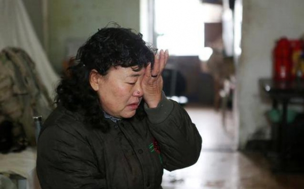 入贅五年回家看望母親，岳母讓我帶一箱特產回去，到家打開後我哭了！