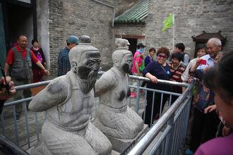 秦檜後人說:祖先跪了800年,該站起來了!沒想到岳飛後人不樂意了