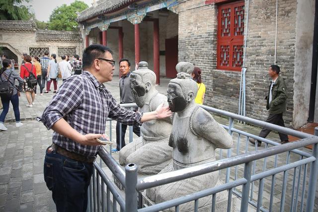 秦檜後人說:祖先跪了800年,該站起來了!沒想到岳飛後人不樂意了