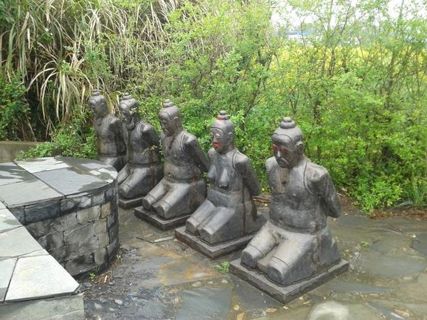 秦檜後人說:祖先跪了800年,該站起來了!沒想到岳飛後人不樂意了