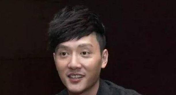 馮紹峰首談當爸感受:孩子一鬧趙麗穎就哭,哄完孩子哄妻子!