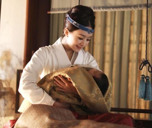 馮紹峰首談當爸感受:孩子一鬧趙麗穎就哭,哄完孩子哄妻子!