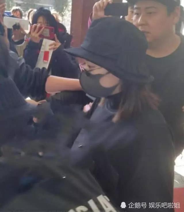 馮紹峰首談當爸感受:孩子一鬧趙麗穎就哭,哄完孩子哄妻子!