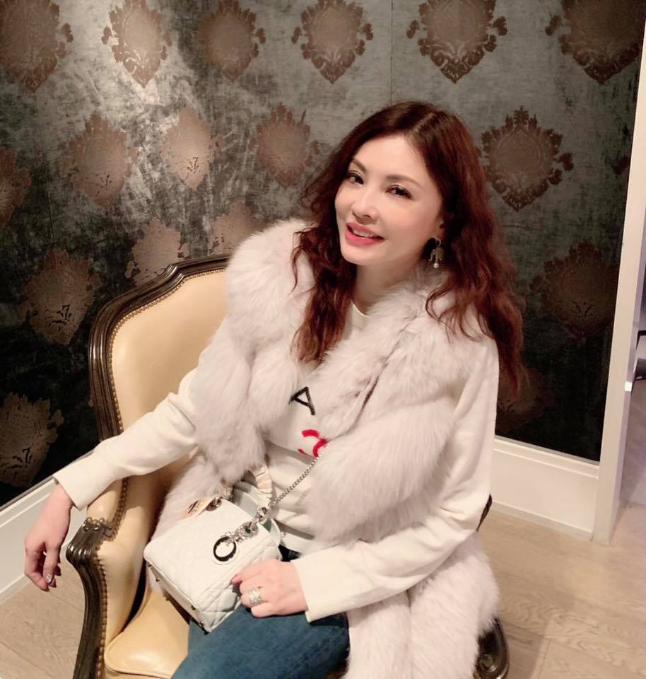 何如芸「左眼突腫三倍」仍敬業拍完8小時戲　「下午連跑3百貨」50歲凍齡戲裡外皆貴婦