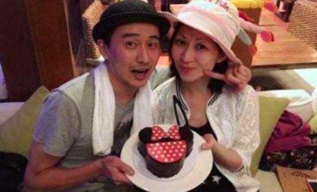 姐弟戀年齡相差2歲,相戀多年終結婚卻難以懷孕,中年終獲龍鳳胎!