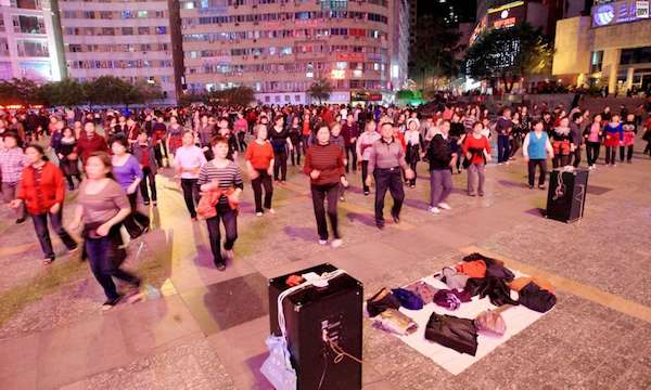 受不了大媽跳舞魔音穿腦，住戶氣到買120萬「音波炮」反攻    大媽全敗逃！