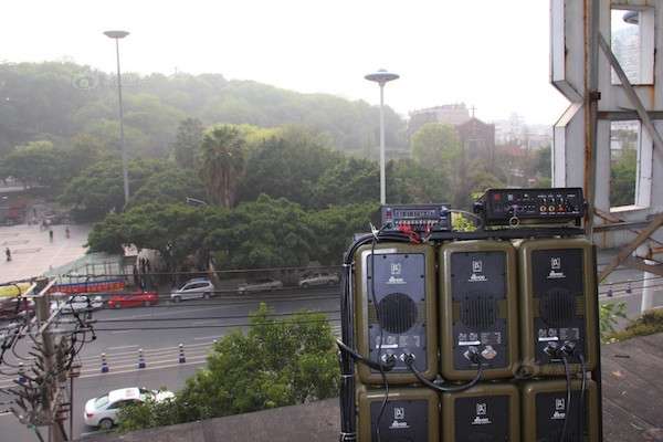 受不了大媽跳舞魔音穿腦，住戶氣到買120萬「音波炮」反攻    大媽全敗逃！