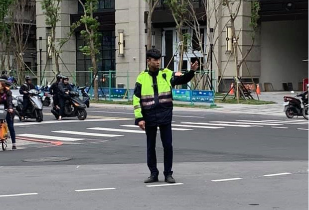 板橋驚見極品帥警！安全帽一脫「撞臉柯震東」路人狂偷拍　近照「讓萬名女網友秒戀愛」：想被臨檢❤