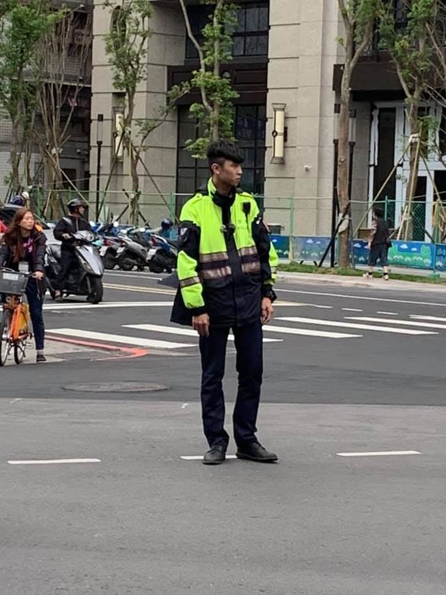 板橋驚見極品帥警！安全帽一脫「撞臉柯震東」路人狂偷拍　近照「讓萬名女網友秒戀愛」：想被臨檢❤