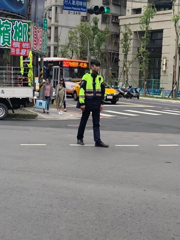 板橋驚見極品帥警！安全帽一脫「撞臉柯震東」路人狂偷拍　近照「讓萬名女網友秒戀愛」：想被臨檢❤