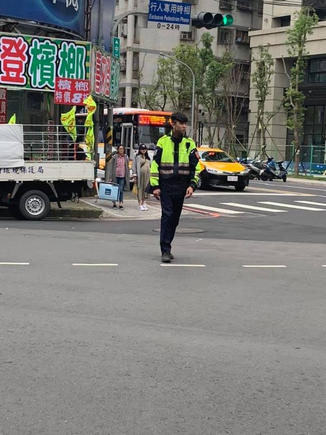 板橋驚見極品帥警！安全帽一脫「撞臉柯震東」路人狂偷拍　近照「讓萬名女網友秒戀愛」：想被臨檢❤