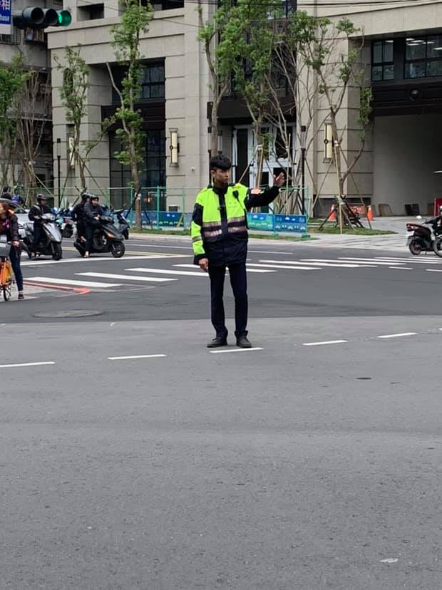 板橋驚見極品帥警！安全帽一脫「撞臉柯震東」路人狂偷拍　近照「讓萬名女網友秒戀愛」：想被臨檢❤