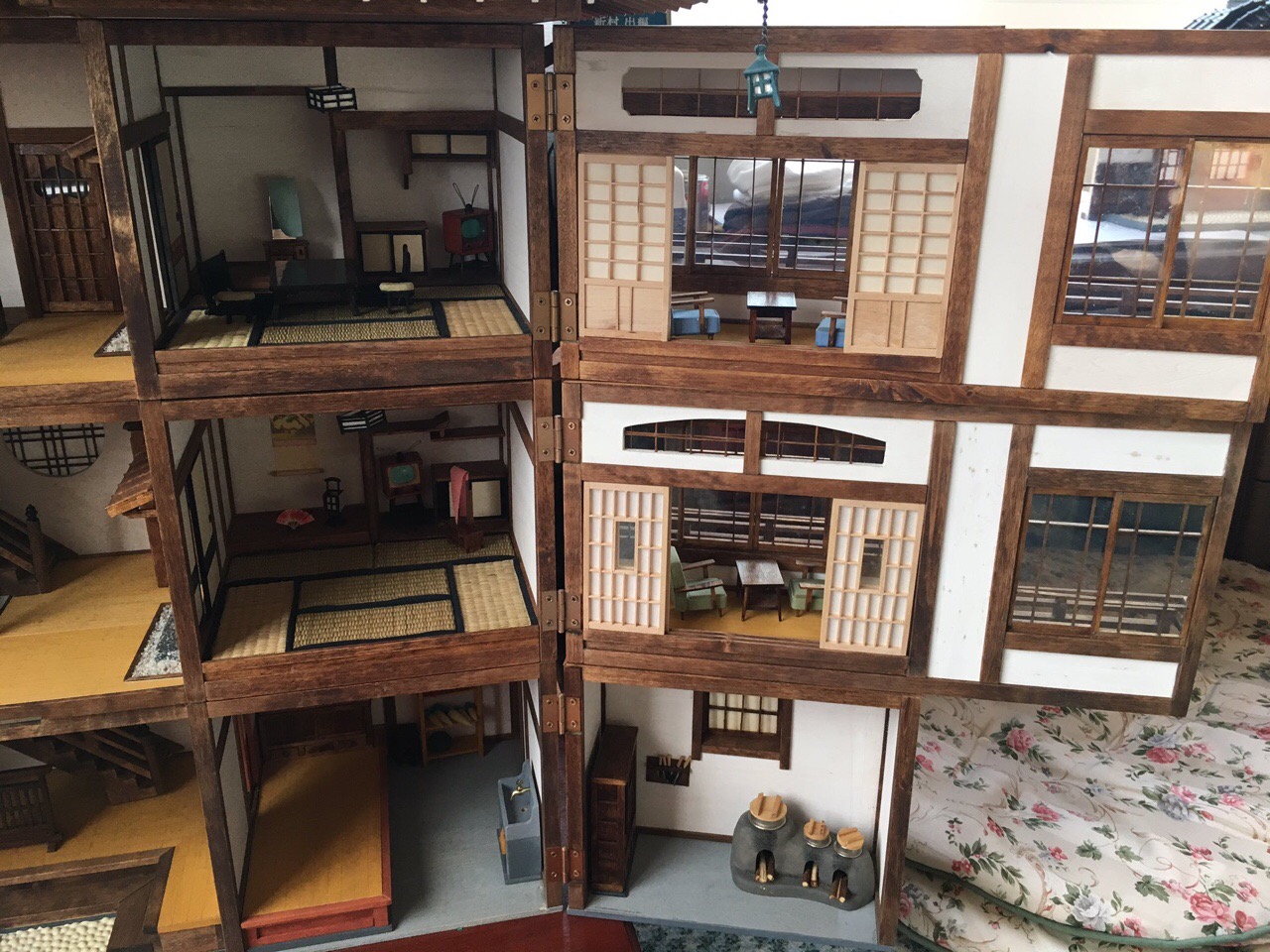 孫女想要一個「娃娃屋」，爺爺親做超精緻「古代日式大宅」　一拉開「各種內容物更猛」網友全看了跪！
