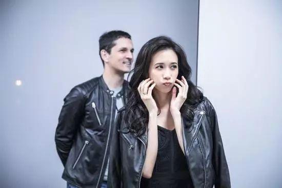 41歲嫁給17歲那年初戀！她甘心給三個孩子當後媽，今49歲被獨寵：真正對的人，晚點到剛剛好。