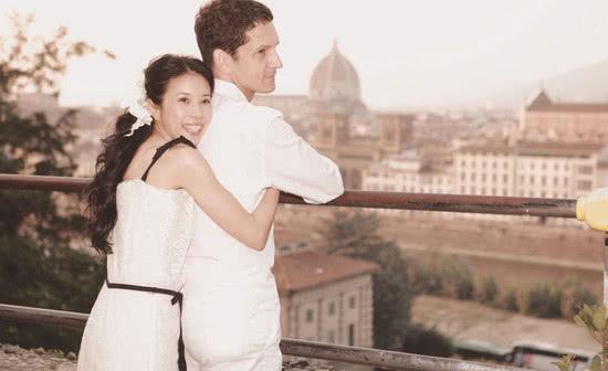 41歲嫁給17歲那年初戀！她甘心給三個孩子當後媽，今49歲被獨寵：真正對的人，晚點到剛剛好。