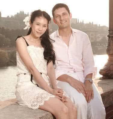 41歲嫁給17歲那年初戀！她甘心給三個孩子當後媽，今49歲被獨寵：真正對的人，晚點到剛剛好。