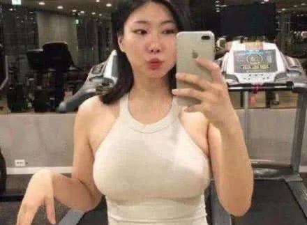 19歲帥小伙竟愛上43歲阿姨,看到阿姨的身材後,網友:一切秒懂!