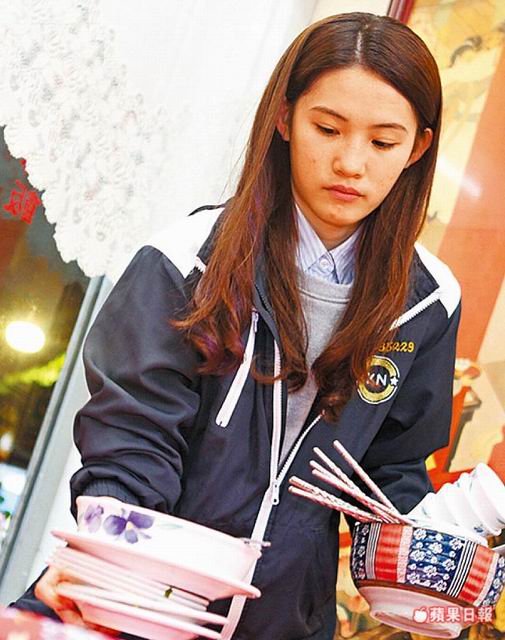 沒血緣又怎樣！不捨女孩被當人球「川菜嬤霸氣出手」    暖喊「我來養」網友淚崩：養的恩情大過天