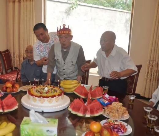 老人今60大壽！結束買單「子女全裝醉」　養子主動結帳「櫃台一句話」全家矇了