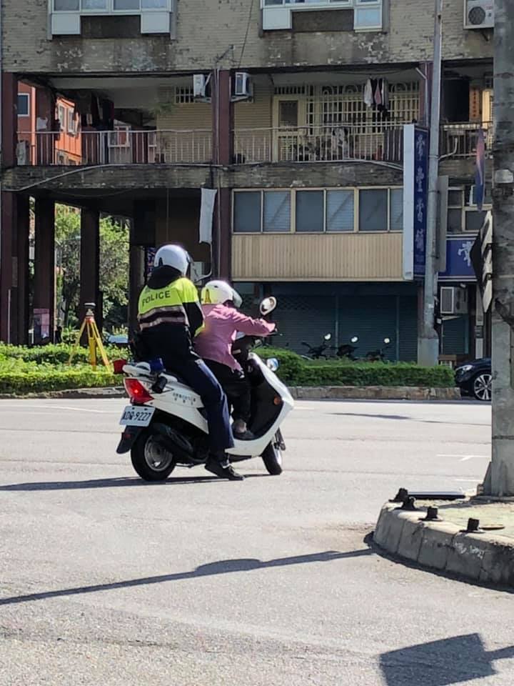 回收阿嬤路口慢行！2暖警接手幫推車「安全帽霸氣一戴」直接載過馬路　網讚翻：台灣人好有愛