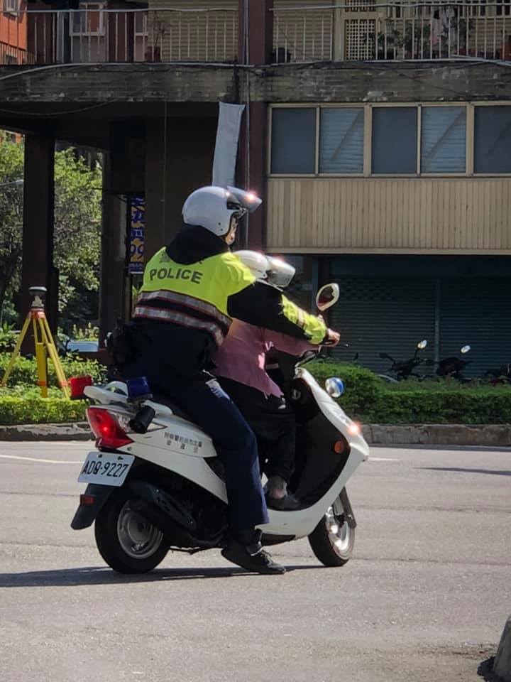 回收阿嬤路口慢行！2暖警接手幫推車「安全帽霸氣一戴」直接載過馬路　網讚翻：台灣人好有愛
