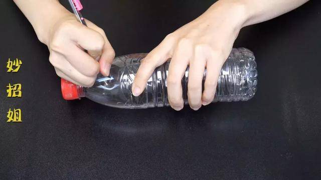 礦泉水瓶不要扔了，剪幾剪套在衣架上，解決了家家戶戶的大難題