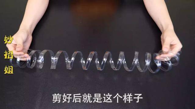 礦泉水瓶不要扔了，剪幾剪套在衣架上，解決了家家戶戶的大難題
