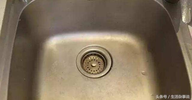 礦泉水瓶不要扔了，剪幾剪套在衣架上，解決了家家戶戶的大難題