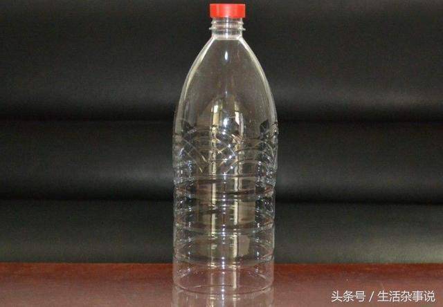 礦泉水瓶不要扔了，剪幾剪套在衣架上，解決了家家戶戶的大難題