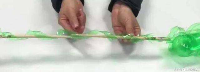 礦泉水瓶不要扔了，剪幾剪套在衣架上，解決了家家戶戶的大難題