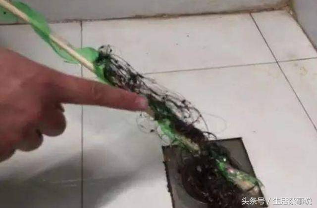 礦泉水瓶不要扔了，剪幾剪套在衣架上，解決了家家戶戶的大難題