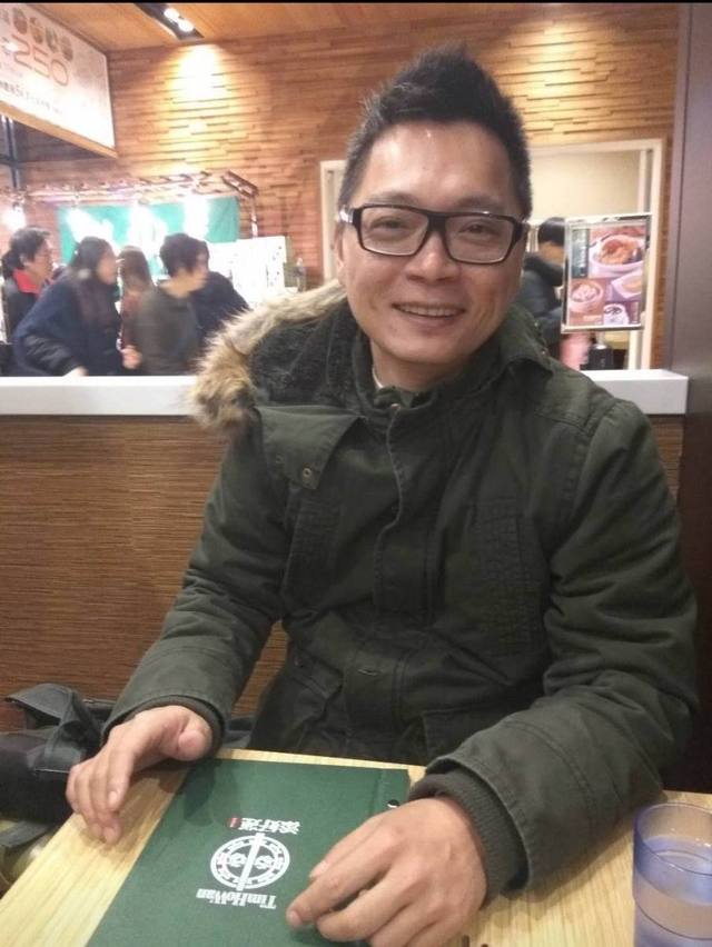 回收阿嬤路口慢行！2暖警接手幫推車「安全帽霸氣一戴」直接載過馬路　網讚翻：台灣人好有愛