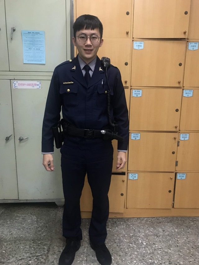 回收阿嬤路口慢行！2暖警接手幫推車「安全帽霸氣一戴」直接載過馬路　網讚翻：台灣人好有愛