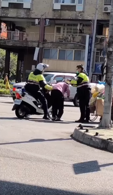 回收阿嬤路口慢行！2暖警接手幫推車「安全帽霸氣一戴」直接載過馬路　網讚翻：台灣人好有愛