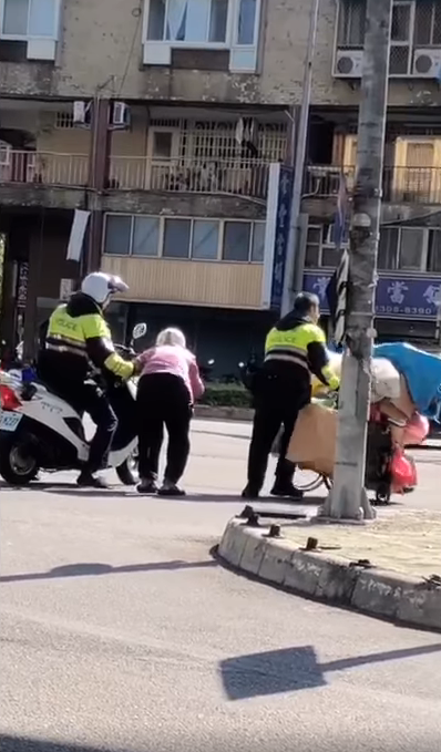 回收阿嬤路口慢行！2暖警接手幫推車「安全帽霸氣一戴」直接載過馬路　網讚翻：台灣人好有愛
