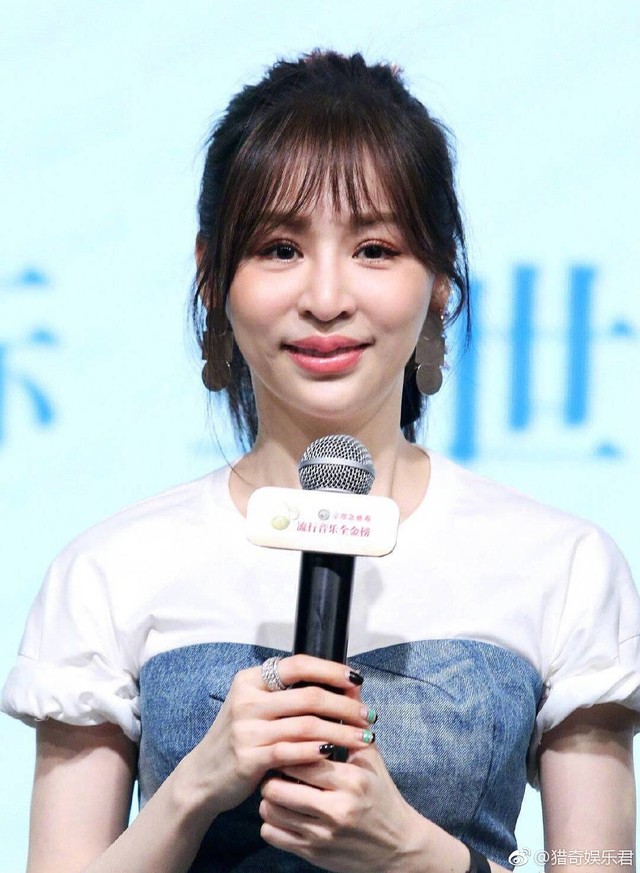 進廠維修？王心凌現身「臉腫香腸嘴」五官全變了　網友一看驚喊：「真的認不出來.....」