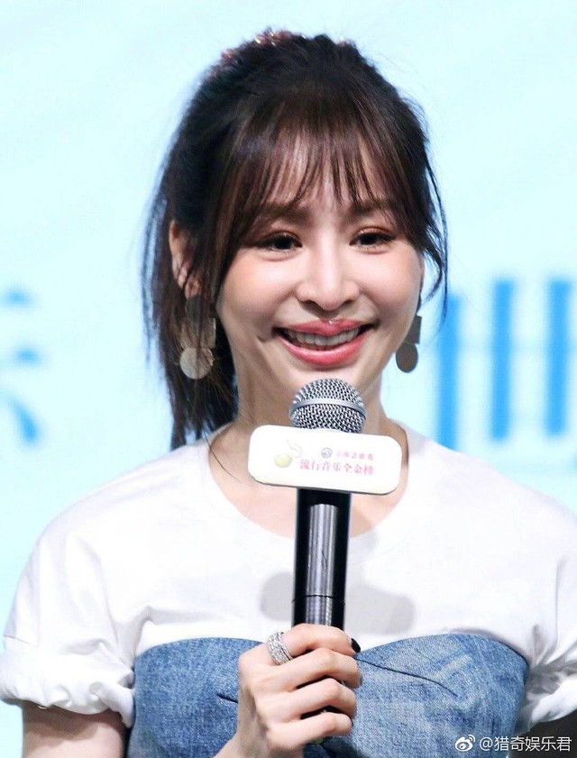 進廠維修？王心凌現身「臉腫香腸嘴」五官全變了　網友一看驚喊：「真的認不出來.....」