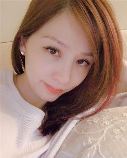 進廠維修？王心凌現身「臉腫香腸嘴」五官全變了　網友一看驚喊：「真的認不出來.....」