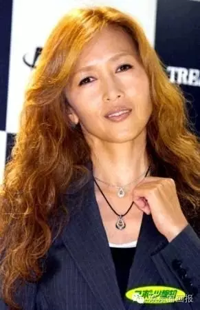 50歲的工藤靜香被嘲容顏已衰，卻被「男神木村拓哉」寵愛16年！一看她年輕時的照片，才發現木村拓哉早計畫好了