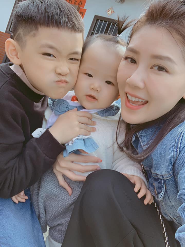 輸給前世情人！嚴立婷看大合照「老公女兒小世界」 狂翻白眼怒喊：每天都在上演…