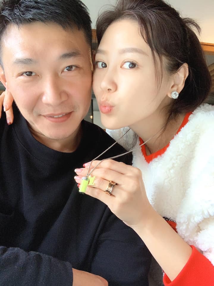 輸給前世情人！嚴立婷看大合照「老公女兒小世界」 狂翻白眼怒喊：每天都在上演…