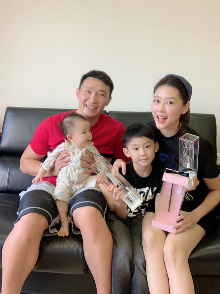 輸給前世情人！嚴立婷看大合照「老公女兒小世界」 狂翻白眼怒喊：每天都在上演…