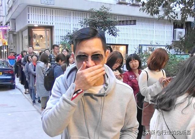 張家輝「買1.3億半山豪宅疼妻女」私下卻簡樸吃小攤！賢妻當紅息影「甘願成主婦」女兒超優秀