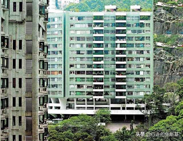 張家輝「買1.3億半山豪宅疼妻女」私下卻簡樸吃小攤！賢妻當紅息影「甘願成主婦」女兒超優秀