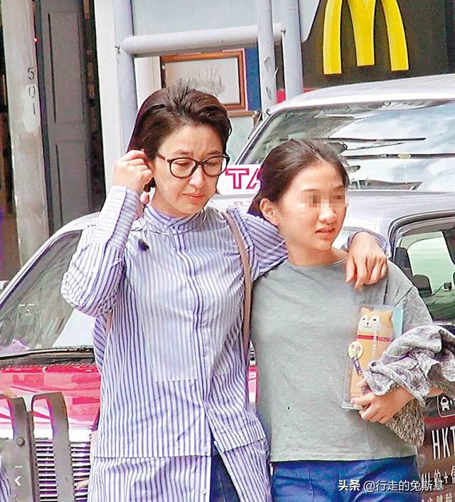 張家輝「買1.3億半山豪宅疼妻女」私下卻簡樸吃小攤！賢妻當紅息影「甘願成主婦」女兒超優秀