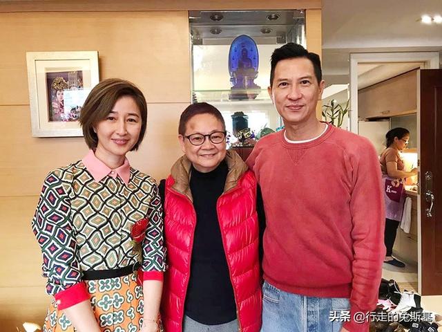 張家輝「買1.3億半山豪宅疼妻女」私下卻簡樸吃小攤！賢妻當紅息影「甘願成主婦」女兒超優秀