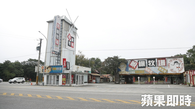 秀場到雞場不放棄！「資深藝人脫線」年過半百打造王國   牽手「60年糟糠之妻」穿上婚紗淚謝不離不棄