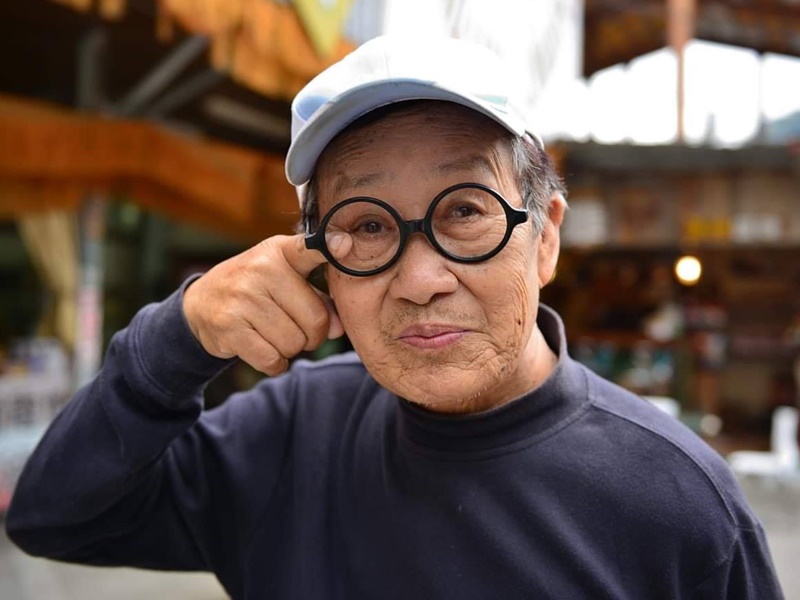 秀場到雞場不放棄！「資深藝人脫線」年過半百打造王國   牽手「60年糟糠之妻」穿上婚紗淚謝不離不棄
