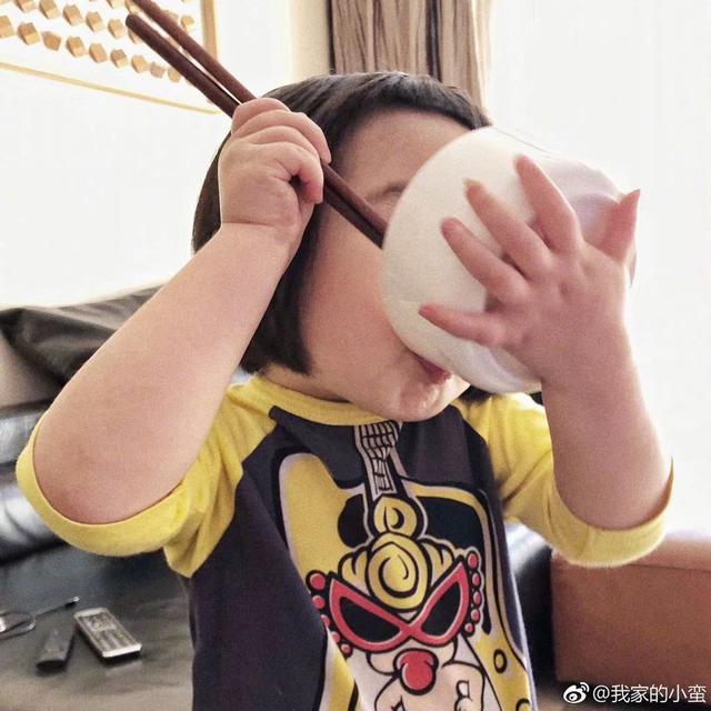 「吃貨小蠻」長大了！4歲可愛又俏皮，媽媽巧手打扮成時尚大咖：美翻了