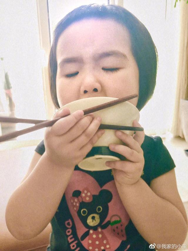 「吃貨小蠻」長大了！4歲可愛又俏皮，媽媽巧手打扮成時尚大咖：美翻了